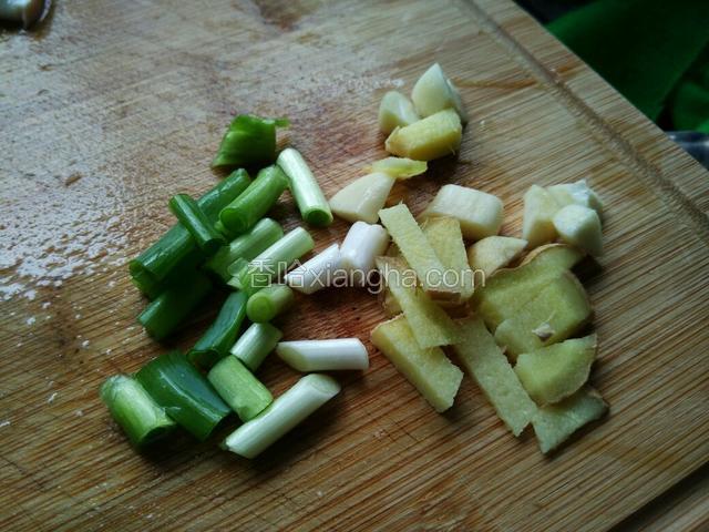 葱姜蒜切丁。