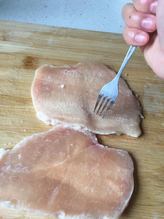 将鸡胸肉片成1厘米左右薄片，用叉子将鸡胸肉扎透便于入味