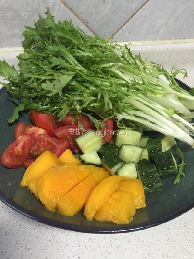 芒果，黄瓜，西红柿，苦苣洗净切大丁备用（做蔬果沙拉用）