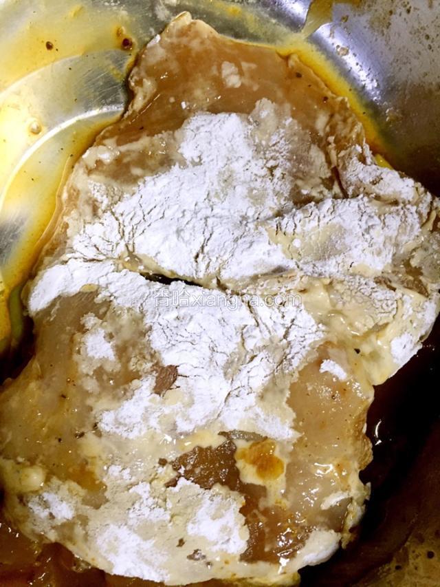 腌好的鸡排沾上淀粉下锅煎（注意要取出葱姜）