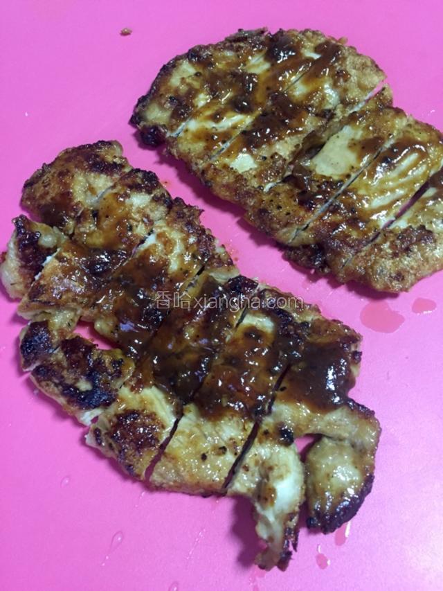 煎好的鸡排切块便于食用