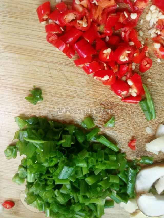 准备辣椒和葱花
准备豌豆一碗