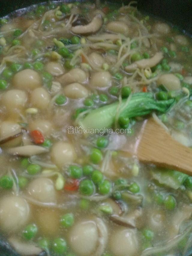 将圆圆粿倒入煮熟，添加适量生抽
放辣椒，青菜，豆芽，煮一会儿
添加适量盐和鸡精调味
最后放葱花
