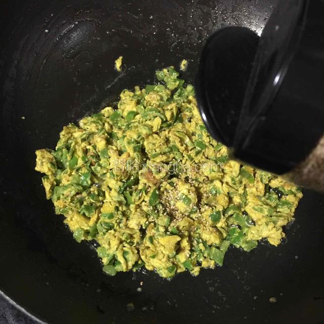 待鸡蛋颜色炒至变色撒上芝麻