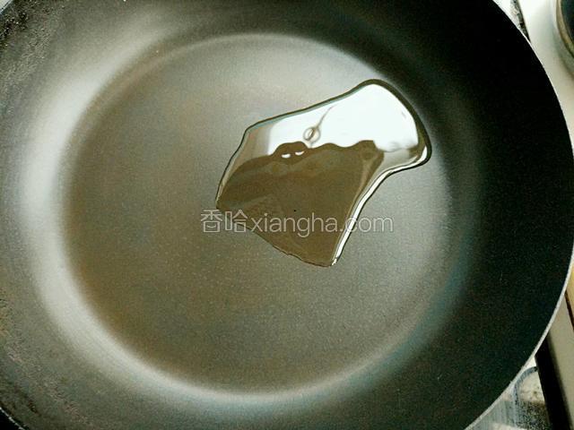 锅里放少许橄榄油