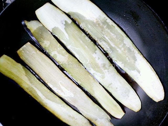 把打好的茄子片，放入锅里用小火慢慢煎