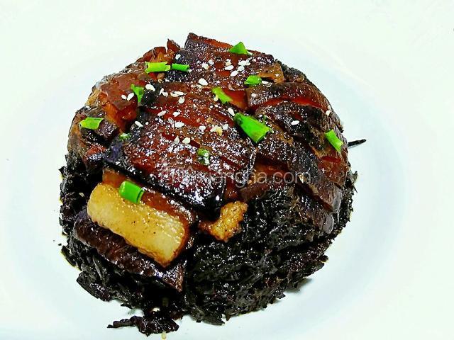 梅干菜扣肉肉色枣红，颜色透亮，汤汁黏稠；梅干菜里透着肉香，扣肉又包裹着梅干菜的清香；肥而不腻，软烂醇香。
梅干菜吸油，五花肉又会带着梅干菜的清香，梅干菜和肥五花肉的搭配真的可以说是恰到好处。
