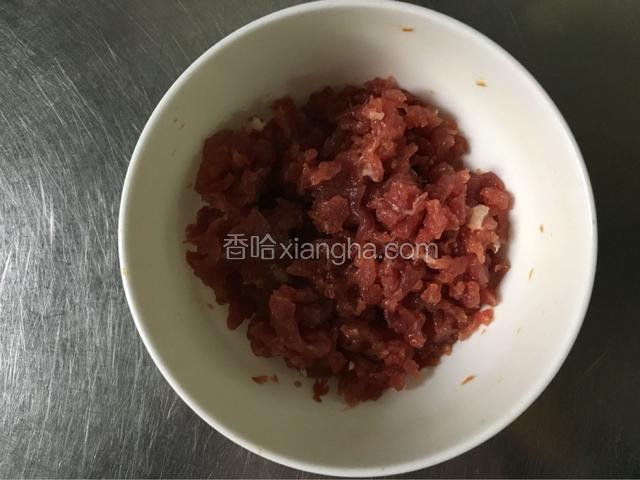 肉依次放入料酒、盐、生抽、胡椒粉腌制，再淋入少许香油拌匀，这些腌制的调料要比平时腌制的淡一点，因为后期还要加入橄榄菜，橄榄菜本身是带有咸味的。