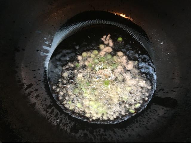锅烧热后倒入油，再放入姜蒜爆香。