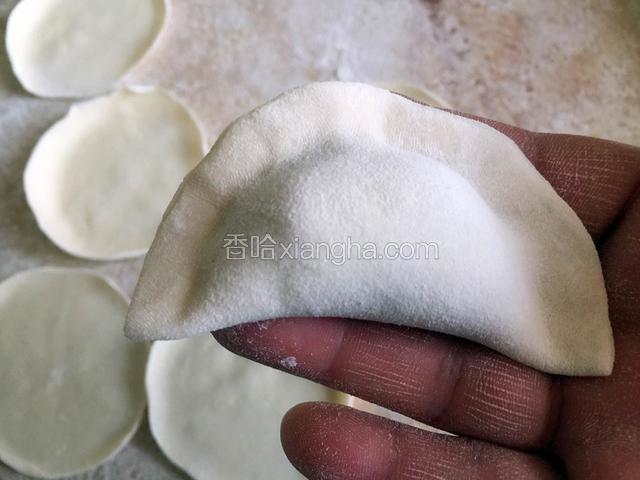 对折捏紧边缘。