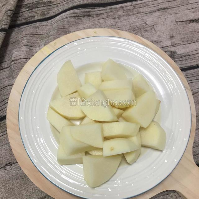 土豆去皮切小块用清水冲一下