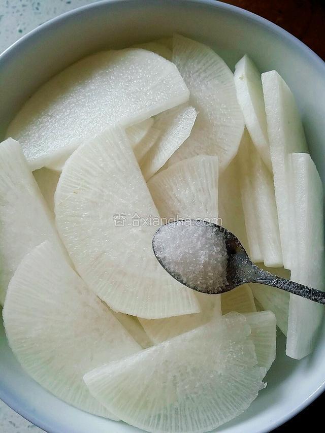 白萝卜放入容器里，撒上少量的盐腌制30分钟，倒掉腌出的萝卜汁，用水把洗萝卜片冲洗干净