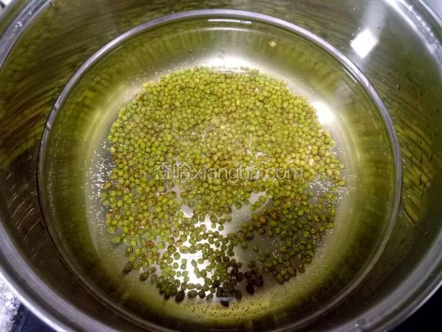 冷水下锅煮。