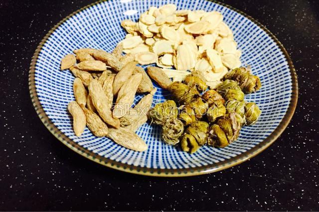 取适量中药材洗净