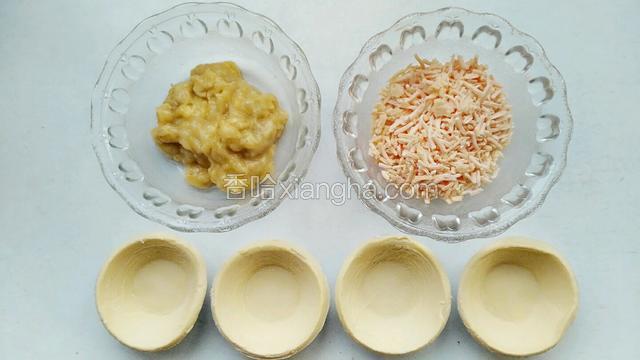 准备好所有食材，蛋挞皮要先在室温里放10分钟回软，榴莲肉压成泥状！
