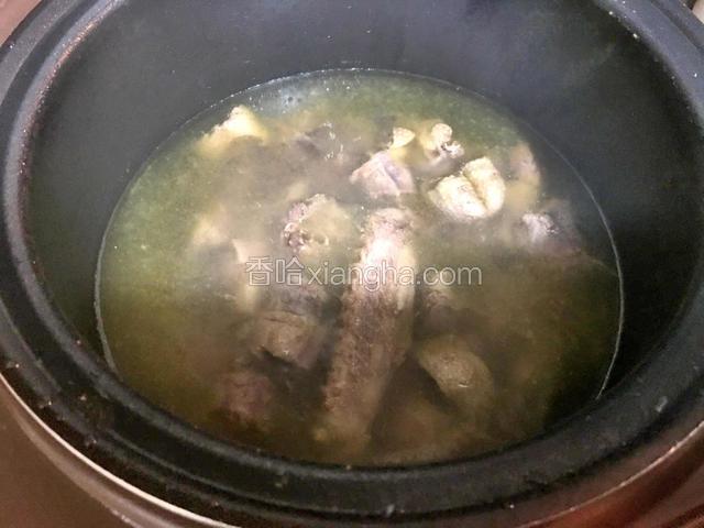 水开后去掉浮沫，继续煲煮一个半小时左右