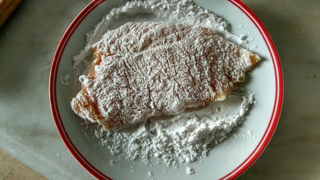 把腌好的鸡肉放入淀粉里，两面均匀裹上淀粉