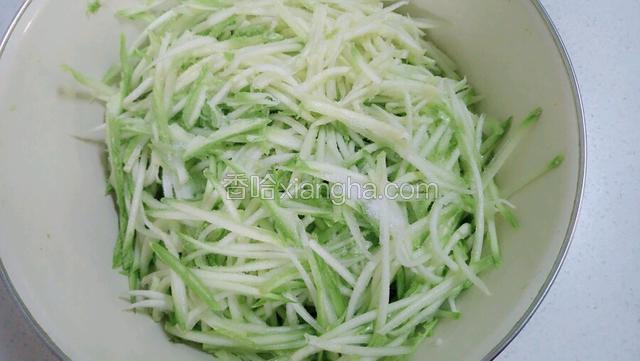 西葫芦擦丝，如果是嫩的不用去皮去瓤，如果是老一点的就去皮去瓤。加一勺盐，搅匀，杀水。
