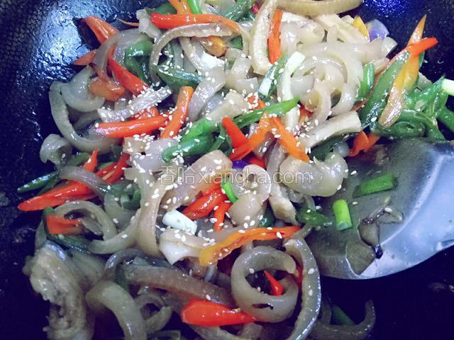 撒适量芝麻，炒匀关火