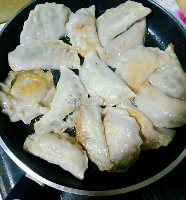 两面煎至稍微发黄后，倒入适量清水。中火盖锅盖焖煮直至将水烧干即可。