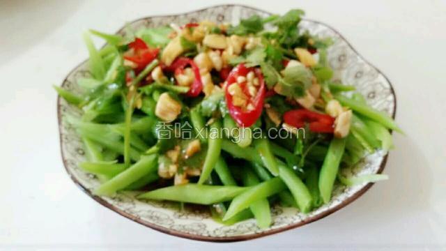 将调好的料汁淋入煮熟的四季豆里翻拌均匀即可