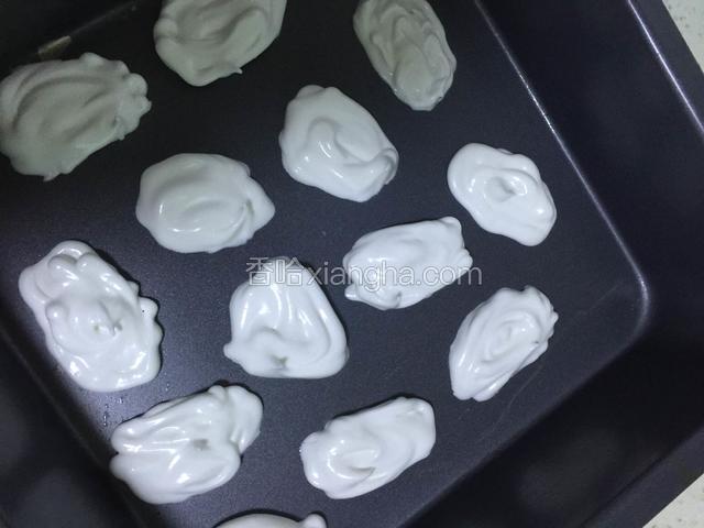 把蛋白挤到烤盘上，形状随意
然后入烤箱（95-100度）左右一个小时到一个半小时直到烤干（温度千万别高容易糊）