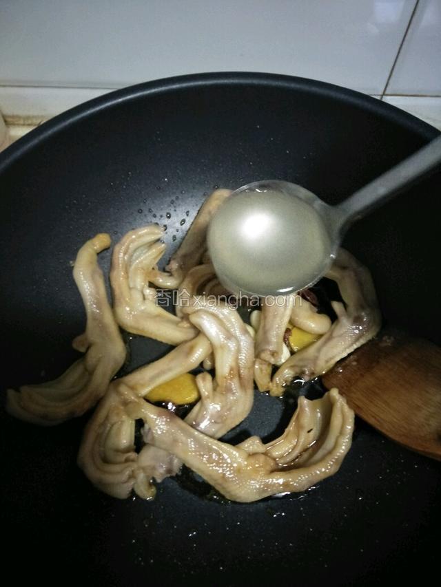 加入之前煮鸭掌的汤