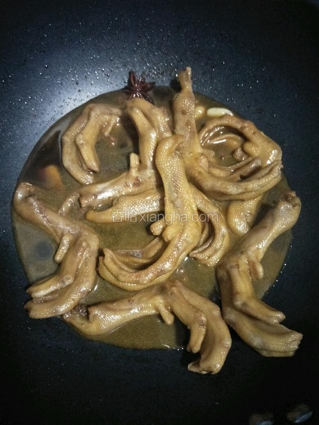 关火汤不用收干，如图把鸭掌在汤里泡10分钟更入味