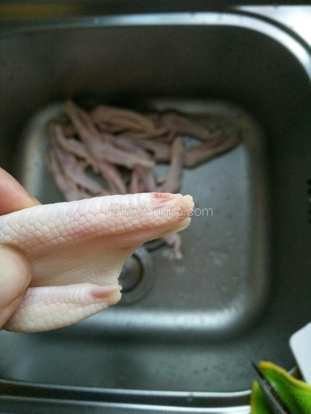 把鸭爪的指甲剪掉
