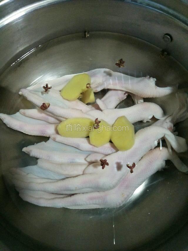 鸭掌冷水下锅，放入生姜，花椒煮10分钟
