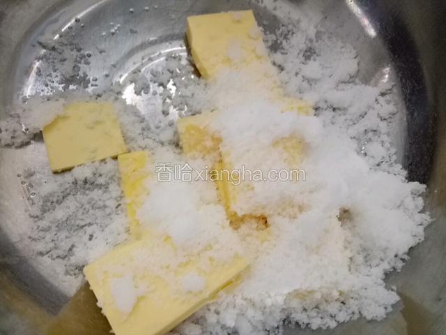 软化的黄油加入白糖