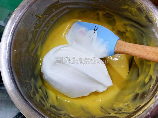 取1/3蛋白霜到蛋黄糊中，迅速切拌均匀，不要划圈搅拌以免导致蛋白消泡，可以像平时炒菜那样翻拌，或者用小岛老师的搅拌手法。