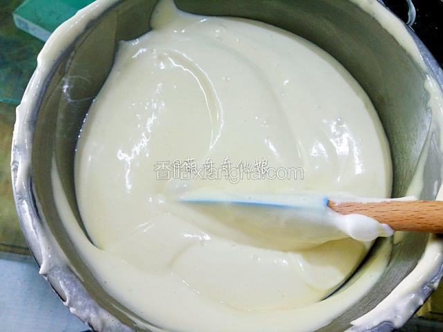 混合均匀后全部倒回蛋白霜中，同样的手法混合均匀。
最后混合好的蛋糕糊应该是浓稠细腻且有光泽的。