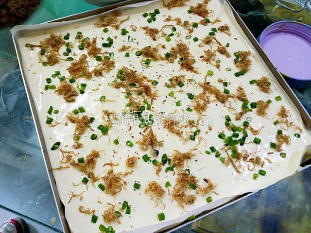 根据个人喜好撒上葱花，再撒上肉松即可。