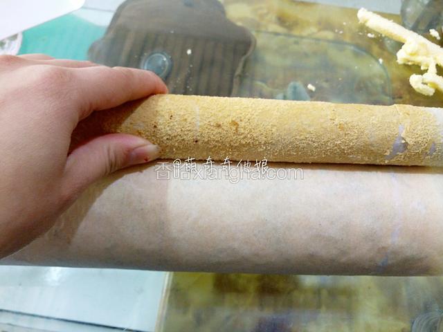 借助擀面丈卷起来。擀面丈用蛋糕底下的油纸反卷，然后推动蛋糕向前就很容易卷起来了。
实在不会的自行百度。