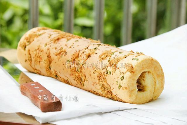 可以看到侧面的蛋糕没有半点回缩，很平整。
因为蛋糕卷比较厚，肉松比较多，所以卷好后的蛋糕卷就肥肥的，卷不了太多圈。