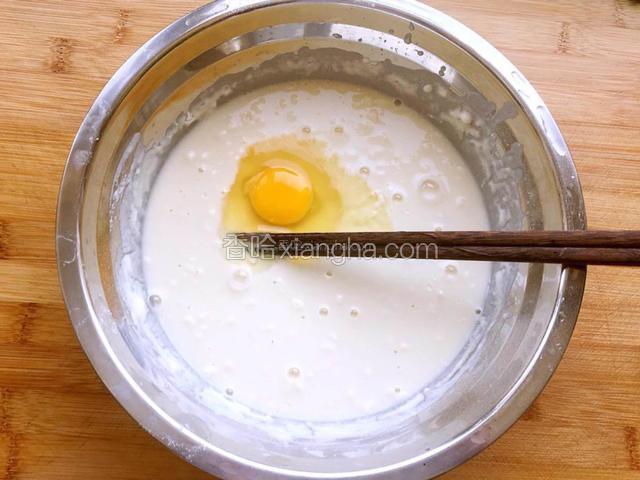 再备用一个盆，放适量水干面粉鸡蛋少许盐和鸡精，用筷子搅拌均匀没有面疙瘩