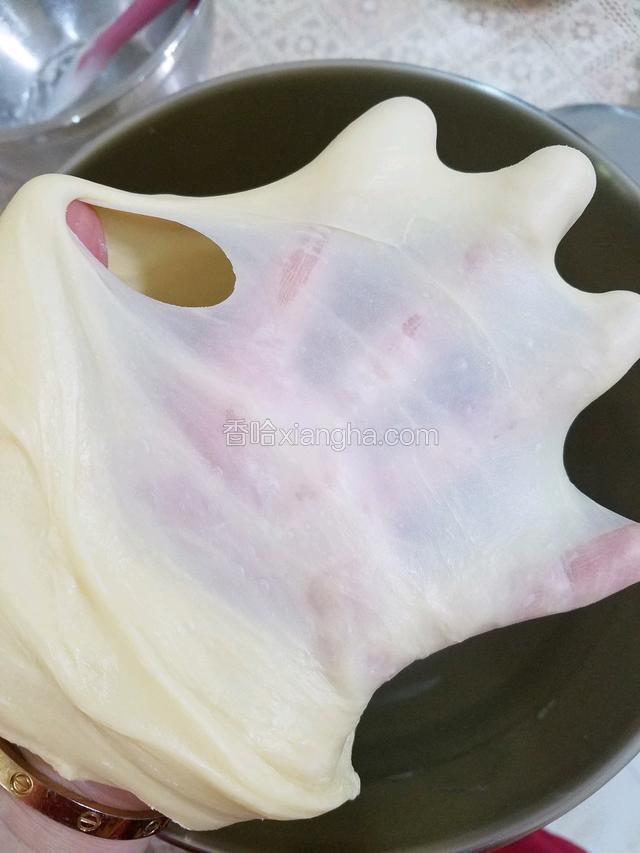 搅拌至面团用手指打开可以撑出如手套一般的薄膜，即完全扩展阶段就可以停止搅拌了。