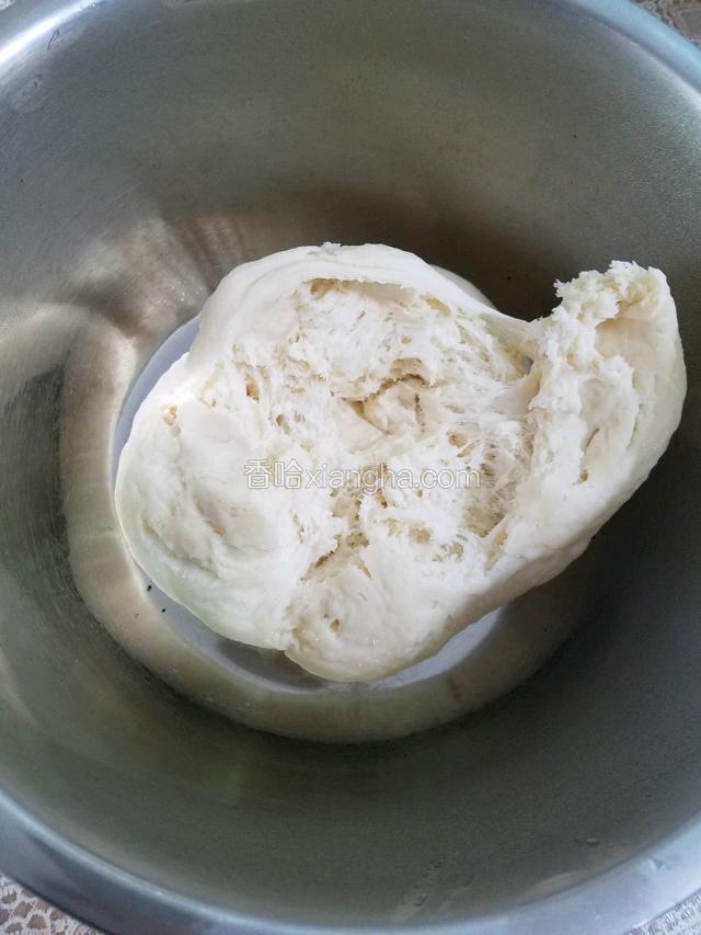 先把中种所有材料混合揉至面团光滑，加盖保鲜膜放冰箱冷藏12-15小时，让面团低温发酵，冷藏发酵后的面团体积稍微有些变大，撕开面团后可以发酵后的蜂窝组织。