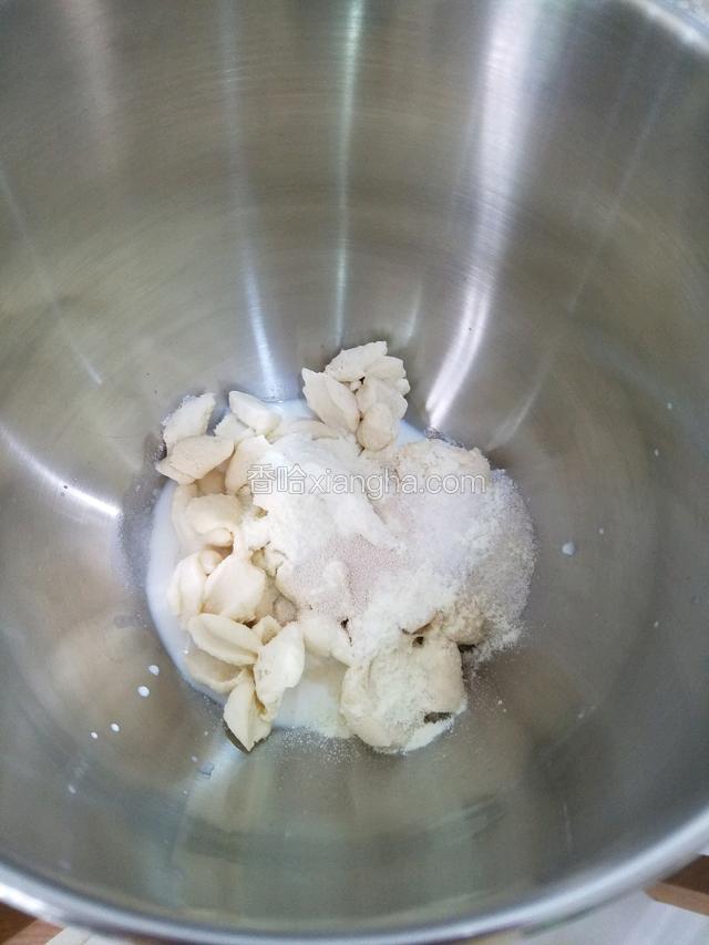 将剪成小块的中种面团倒入面盆内，再将盐和糖对角放入。