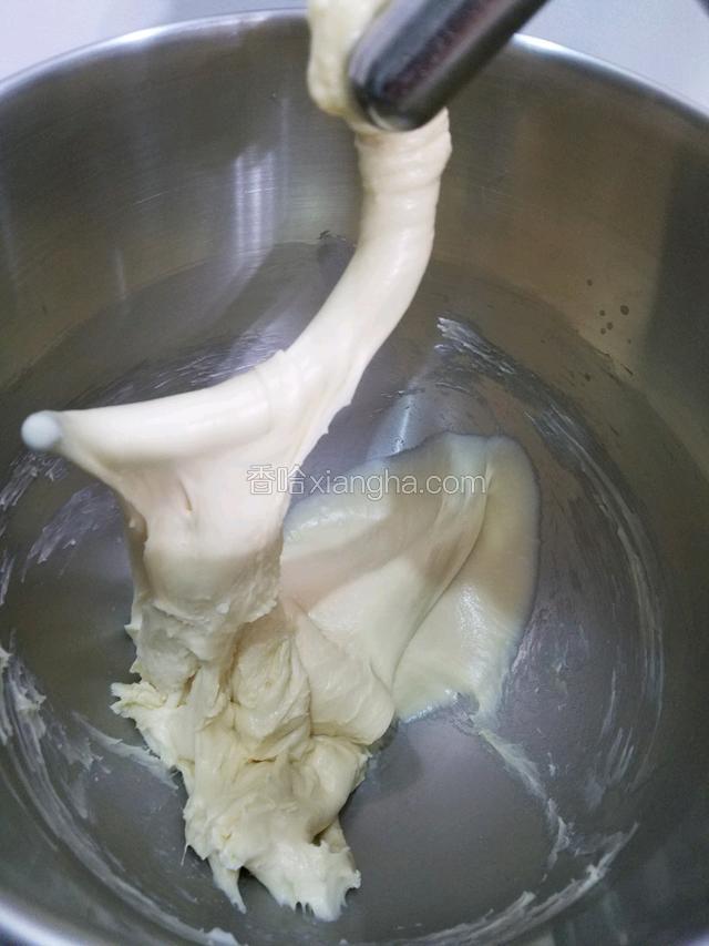 再依次放入高筋面粉和奶粉和酵母，搅拌直面团有筋性，如图。