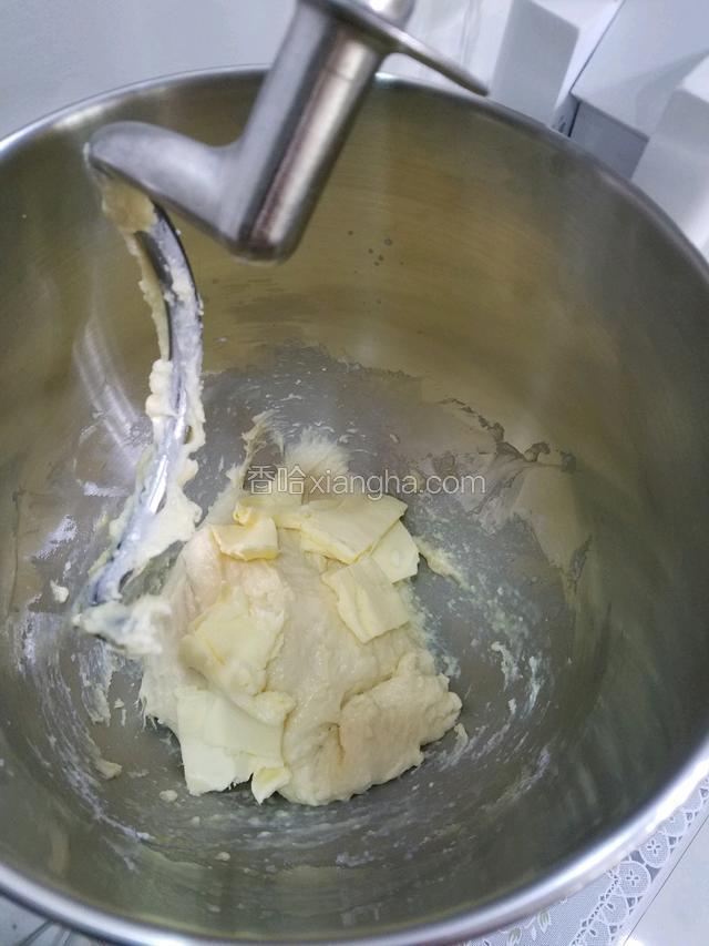 倒入面盆，继续搅拌。 