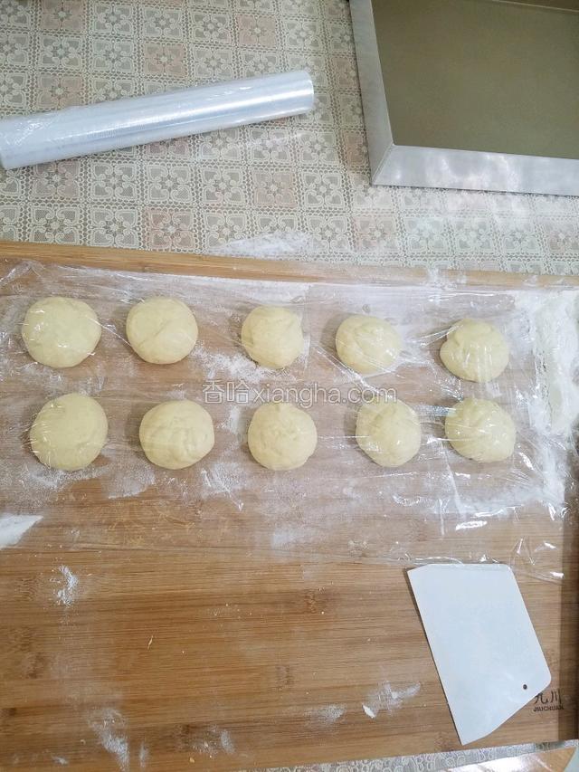 分成10个小面团，每个约58克，滚圆，盖保鲜膜再松弛20分钟。