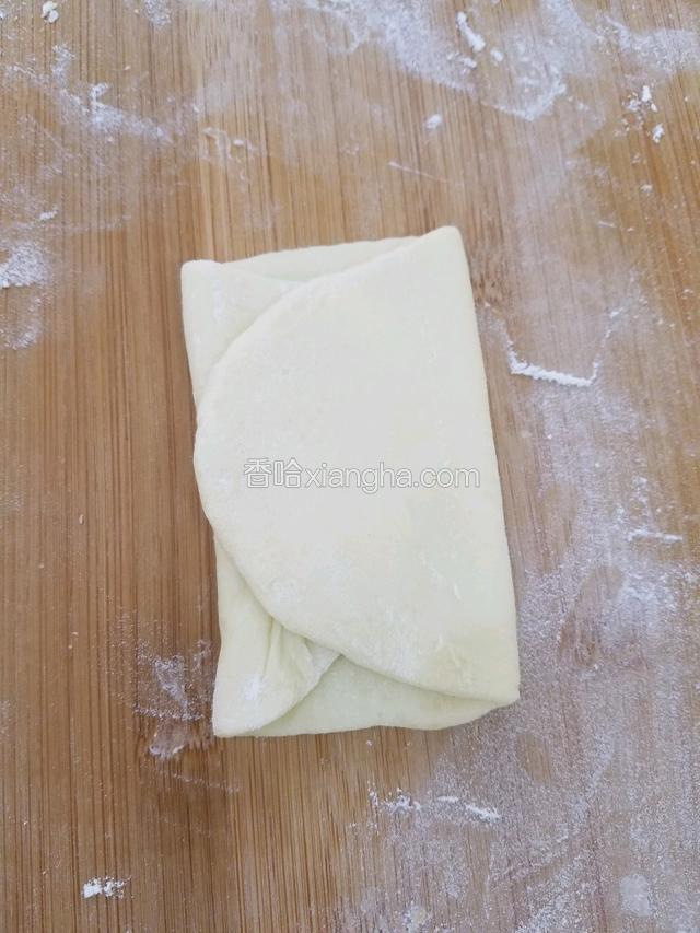 然后左右各向中间对折。