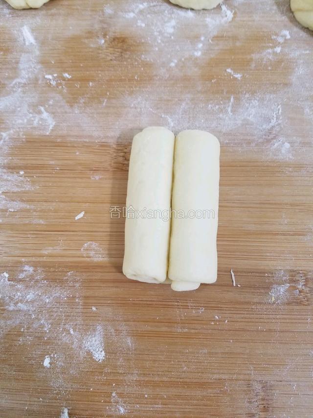 然后两头各向中间卷起。