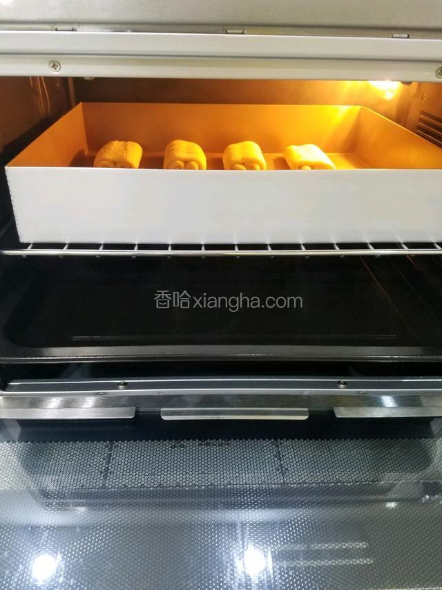 然后放进烤箱，烤盘下再放一个烤盘，装满热水，最后发酵45分钟。