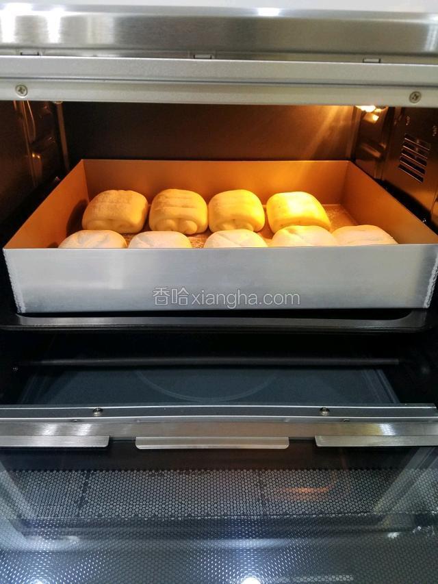 烤箱上下管180度预热，至烤管变黑温度稳定后放入烤箱。