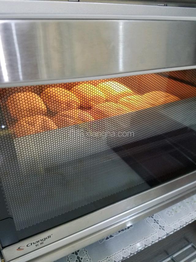 165度烤18分钟。时间可以根据自己家烤箱进行调整哦。