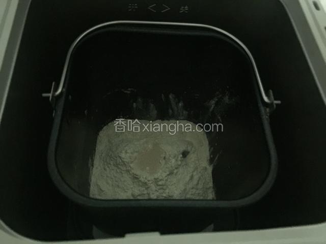 将所有的材料除黄油外都加入面包桶，顺序是先液体后粉类，糖和盐对角放，中间挖个坑酵母放上面。