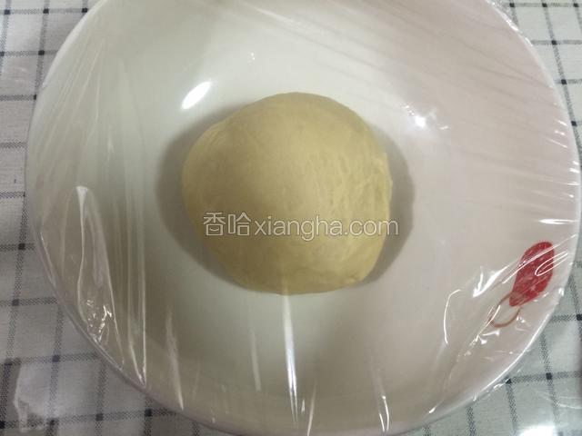 滚圆放碗里，覆盖保鲜膜放温暖处发酵。